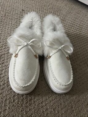 White Faux-Fur Bow Moccasin Slippers brand new